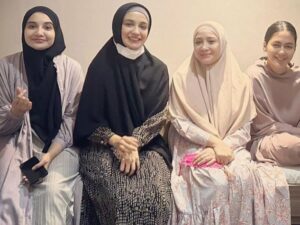 Cekricek.id, Berita Seleb dan Berita Artis – Nagita Slavina membuat penggemarnya tercengang dengan penampilan baru yang dia tunjukkan belum lama ini. Istri Raffi Ahmad itu tampil dengan setelan jilbab lebar dan pakaian yang tertutup. Sontak saja netizen ramai mengirimkan kata-kata pujian yang menyebut ibu dua anak itu sangat cantik.