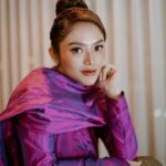 Cekricek.id – Siti Badriah kembali bernyanyi di atas panggung setelah melahirkan anak pertamanya yang kini berusia 10 bulan. Beberapa kali dia membagikan potret dirinya saat berada di atas panggung. Namun ada yang berbeda dari setelan busana yang dia kenakan.