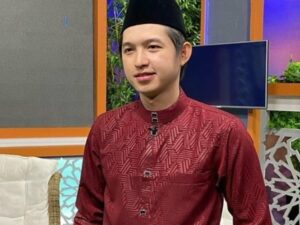 Cekricek.id – Dennis Lim adalah seorang pendakwah muda yang sangat menginspirasi. Kisah hidupnya yang unik membuat namanya banyak disorot dan membuat banyak orang semakin penasaaran pada sosoknya. Dalam sebuah acara bincang, dia menceritakan bagaimana awal mula dirinya bisa berada di jalan yang sekarang.