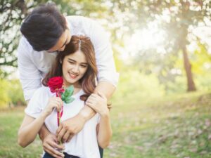 Cekricek.id – Kemunculan seorang wanita yang mengaku memiliki usaha rental pacar sukses membuat heboh jagat dunia maya. Bisnis unik yang terbilang nyeleneh ini memang terdengar sensitif bagi sebagian orang, namun juga dianggap kreatif. Ada banyak tanggapan yang muncul dari netizen setelah menyaksikan video penjelasan tentang jasa tersebut.
