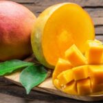 Cekricek.id, Kuliner – Mangga bisa dijadikan salah satu sajian menyegarkan untuk berbuka puasa di bulan Ramadhan. Selain sehat, buah ini juga bisa diolah lebih bervariasi seperti membuatnya menjadi makanan ataupun minuman. Penyajiannya juga sederhana dan dengan bahan-bahan yang mudah didapatkan.