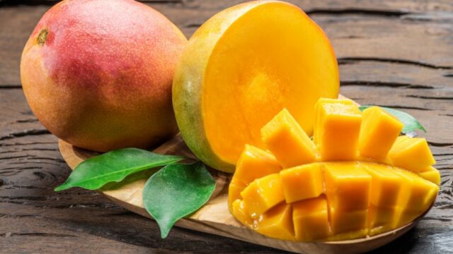 Cekricek.id, Kuliner – Mangga bisa dijadikan salah satu sajian menyegarkan untuk berbuka puasa di bulan Ramadhan. Selain sehat, buah ini juga bisa diolah lebih bervariasi seperti membuatnya menjadi makanan ataupun minuman. Penyajiannya juga sederhana dan dengan bahan-bahan yang mudah didapatkan.