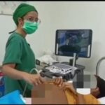 Seorang bocah beruai 12 tahun yang masih duduk di bangku sekolah dasar hamil anak pertama yang diantar oleh tim pemberdayaan perempuan.