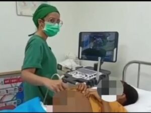 Seorang bocah beruai 12 tahun yang masih duduk di bangku sekolah dasar hamil anak pertama yang diantar oleh tim pemberdayaan perempuan.