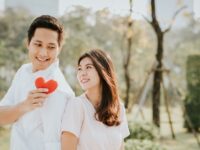 Ragu dengan perasaan pria yang kini menjadi pasanganmu? Berikut ini beberapa tanda pria punya perasaan mendalam padamu.