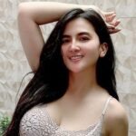 Diana Dee Staright berpose dengan gaya pamer payudaranya yang berukuran besar, membuat kaum adam gagal fokus.