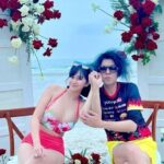 Denise Chariesta unggah foto mesra bersama kekasih dengan caption meminta saran mencarikan tanggal bagus untuk meresmikan hubungannya.