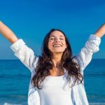 Beberapa kebiasaan kecil ini ternyata bisa membuat hidup kamu menjadi positive vibes. Salah satunya dengan mengurangi bermain sosial media.