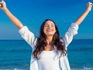 Beberapa kebiasaan kecil ini ternyata bisa membuat hidup kamu menjadi positive vibes. Salah satunya dengan mengurangi bermain sosial media.