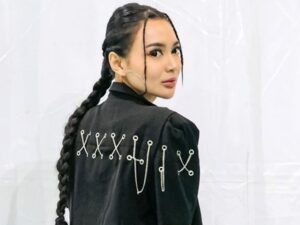 Wika Salim tampak tampil seksi dan menggoda lewat beberapa foto yang diunggah di Instagram pribadinya, Jumat (10/02/2023).