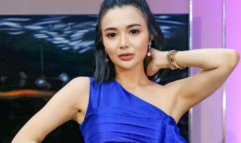Wika Salim mencuri perhatian publik dengan unggaha foto dirinya yang memakai dress bitu terbuka dan memperlihatkan ketiaknya yang mulus