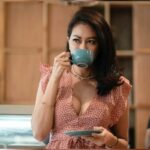 Cekricek.id - Ternyata bentuk bodi seksi yang dimiliki oleh Atien Simon masih berada di atas segalanya. Jika dibandingkan tawaran ngeteh atau kopi