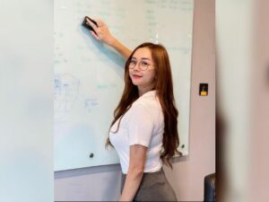 Cekricek.id - Netizen malah meminta Aura Kasih untuk menjadi sosok guru SD atau TK saja. Agar aman dari sejumlah imajinasi negatif siswa