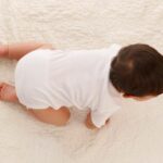 ekricek.id – Kini netizen dibuat panik dengan aksi seorang bayi yang sedang merangkak. Bagaimana tidak bayi tersebut merangkak ke bagian atap