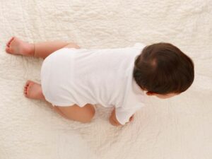 ekricek.id – Kini netizen dibuat panik dengan aksi seorang bayi yang sedang merangkak. Bagaimana tidak bayi tersebut merangkak ke bagian atap