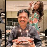 Cekricek.id - Rupanya raut wajah awet muda Bunga Citra Lestari menurun dari sang papa. Netizen salfok akan hadirnya sosok pria ini