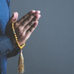 Cara Menyikapi Orang Tua yang Non-Muslim Menurut Ustaz Adi Hidayat