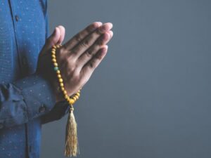 Cara Menyikapi Orang Tua yang Non-Muslim Menurut Ustaz Adi Hidayat