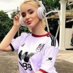 Cekricek.id - Ada kebiasaan unik dari salah seorang Bule Barbie cantik yang sampai kini masih belum menyandang status sebagai seorang mualaf