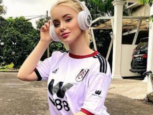 Cekricek.id - Ada kebiasaan unik dari salah seorang Bule Barbie cantik yang sampai kini masih belum menyandang status sebagai seorang mualaf