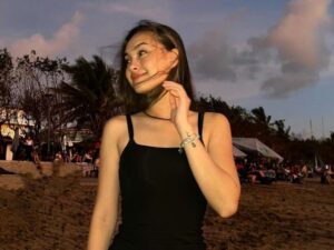 Cekricek.id - Berbagai pose yang diperlihatkan oleh Caitlin Halderman selalu menuai banyak pujian. Karena parasnya ini memang cakep kelewatan