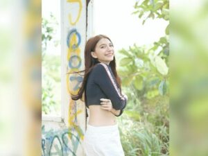 Cekricek.id - Artis cantik Cassandra Lee dipuji begitu epic oleh netizen. Karena dianggap memiliki wajah cantik yang begitu menyatu dengan alam