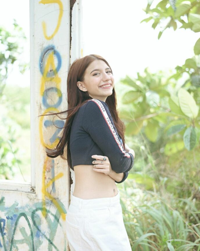 Intip Cassandra Lee Perlihatkan Perut Rata, Kecantikannya Menyatu dengan Alam