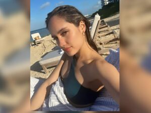 Cekricek.id - Sepertinya memang hanya Cinta Laura yang pantas menyandang sebutan oke ketika mengenakan pakaian terbuka, intip pesonanya