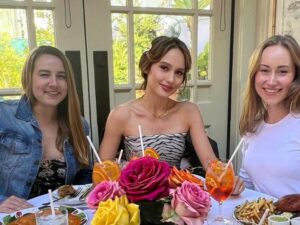 Cekricek.id, Berita Artis dan Berita Seleb - Artis multitalenta Cinta Laura dipuji sebagai sosok Barbienya Indonesia, terutama gayanyabagai putri raja