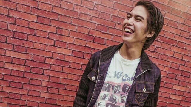 Cekricek.id, Berita Artis dan Berita Seleb - Penyanyi tampan El Rumi seolah membiarkan dan tersenyum saja menanggapi dijodohkan dengan Fuji