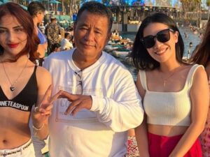 Cekricek.id - Hotman Paris tampak memamerkan senyuman ketika dirinya didekati oleh 3 sosok cewek seksi. Sebut nikmat hidup di Atlas