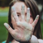 Iniah ciri-ciri tubuh seseorang yang dipenuhi aura negatif yang dapat membuat hidup tidak tenang hingga menambah dosa, simak artikel berikut ini.