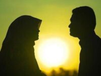 Melihat keseriusan seorang lelaki untuk menjadikanmu sebagai istrinya ialah denga cara yang disampaikan oeh ustazah Oki Setiana Dewi ini.
