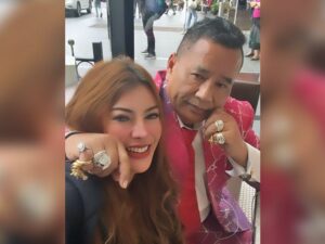 Cekricek.id - Tampak seorang gadis cantik memperlakukan Hotman Paris dengan amat posesif. Bahkan melebihi istri dari pengacara kondang ini
