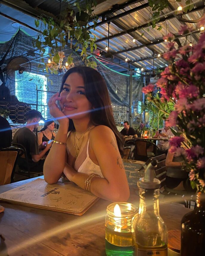 Intip Style Anggun Jennifer Coppen Makan di Cafe, Terlihat Makin Kurus