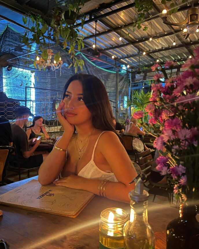 Intip Style Anggun Jennifer Coppen Makan di Cafe, Terlihat Makin Kurus