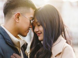 Cekricek.id - Warganet dibuat gemas ketika melihat aksi pengantin baru, yakni Kaesang Pangarep dan Erina Gudono saat saling tulis gombalan