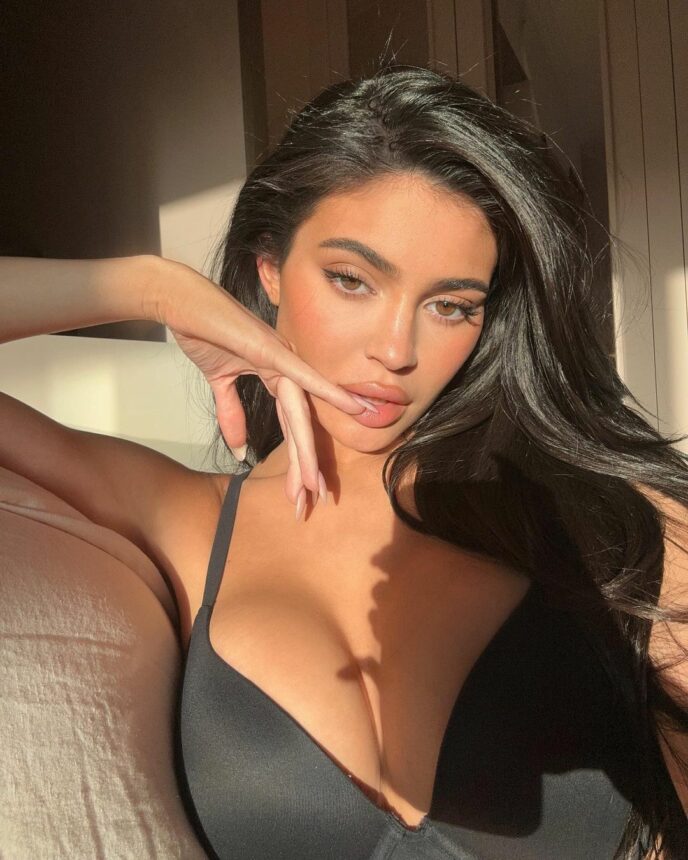 Kecantikan Kylie Jenner Emang Tiada Tanding, Yuk Intip Pesona Terbarunya