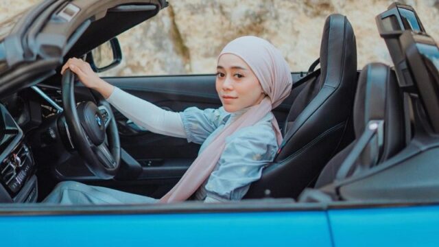Cekricek.id - Pesona Lesti Kejora saat mengendarai sebuah mobil mewah begitu dipuji netizen. Karena wajah cantiknya ini mirip beras pulen