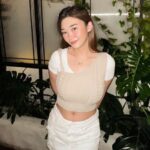 Cekricek.id - Aksi pamer pusar yang diperlihatkan oleh Livy Renata justru berhasil membuat netizen gemes. Terlihat amat imut dan seksi
