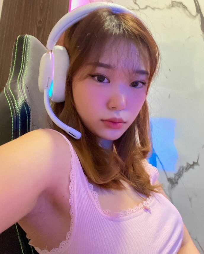 Cekricek.id, Berita Artis dan Berita Seleb -  Terlalu Glowing, Ketiak Livy Renata Dianggap Lebih Cerah Dibanding Masa Depan