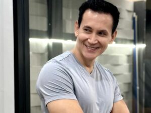 Cekricek.id - Aktor tampan Marcellino Lefrandt  dianggap dan dipuji begitu Sultan oleh warganet. Terutama gak tau seblak malah dikira plastik