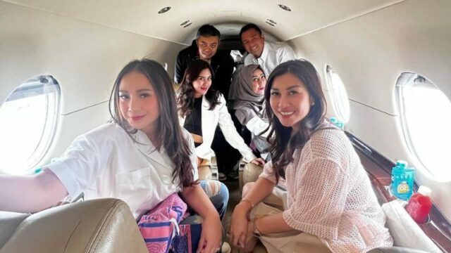 Cekricek.id - Raffi Ahmad memboyong serta istri serta adik-adiknya untuk naik private jet. Hal ini ia lakukan demi nonton konser