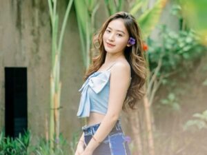 Cekricek.id - Sikap Natasha Wilona yang tetap tenang saat foto mesranya beredar di sosial media membuat netizen resah, minta segera klarifikasi