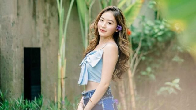 Cekricek.id - Sikap Natasha Wilona yang tetap tenang saat foto mesranya beredar di sosial media membuat netizen resah, minta segera klarifikasi