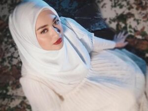 Cekricek.id - Netizen cari dibuat di merinding ketika mendengar suara indah dari seorang penyanyi cantik Nathalie Holscher