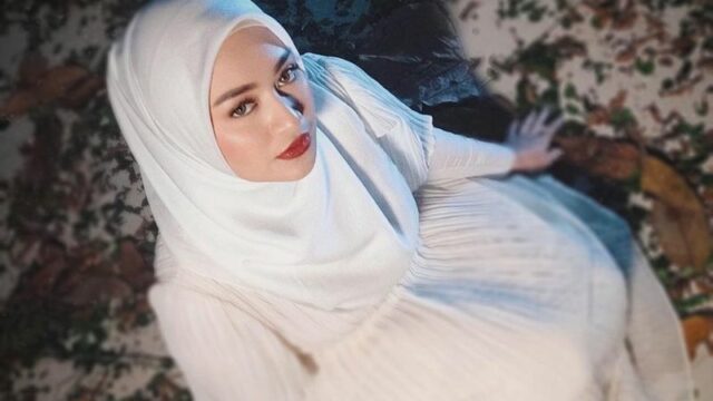 Cekricek.id - Netizen cari dibuat di merinding ketika mendengar suara indah dari seorang penyanyi cantik Nathalie Holscher