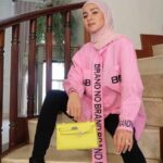 Cekricek.id - Artis cantik dan model Olla Ramlan mendapat teguran keras dari netizen. Karena berhijab tetapi masih sering pose ngangkang.