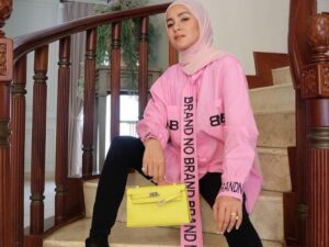 Cekricek.id - Artis cantik dan model Olla Ramlan mendapat teguran keras dari netizen. Karena berhijab tetapi masih sering pose ngangkang.