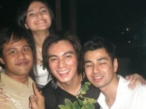 Cekricek.id - Aktor tampan Raffi Ahmad mengunggah sebuah foto jadulnya bersama dengan teman-temannya, disebut penegasan pada Gigi